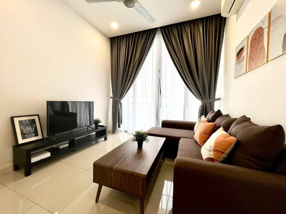 Walk To Legoland, D'Pristine Medini Apartment Нусаджая Екстериор снимка