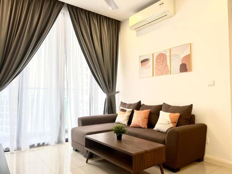 Walk To Legoland, D'Pristine Medini Apartment Нусаджая Екстериор снимка