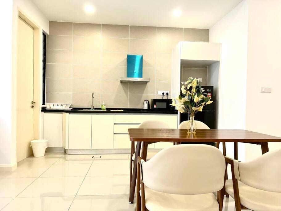 Walk To Legoland, D'Pristine Medini Apartment Нусаджая Екстериор снимка