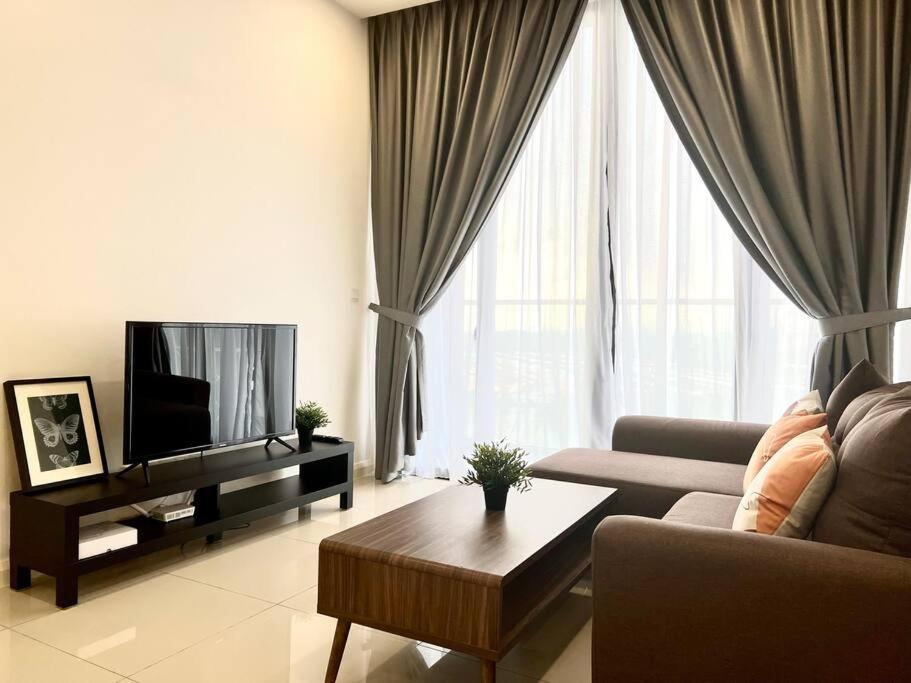 Walk To Legoland, D'Pristine Medini Apartment Нусаджая Екстериор снимка