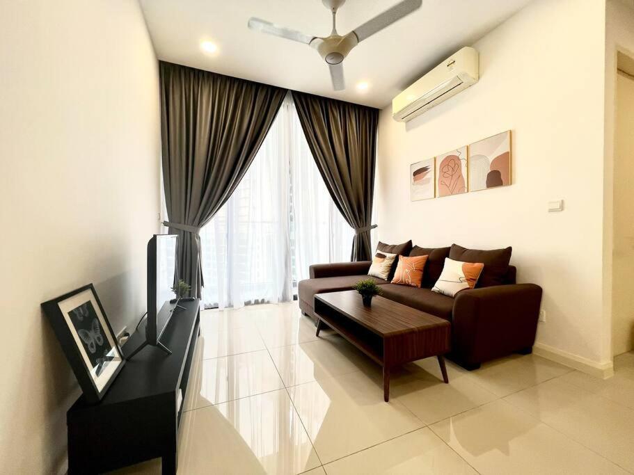 Walk To Legoland, D'Pristine Medini Apartment Нусаджая Екстериор снимка