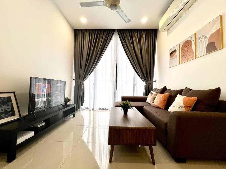 Walk To Legoland, D'Pristine Medini Apartment Нусаджая Екстериор снимка