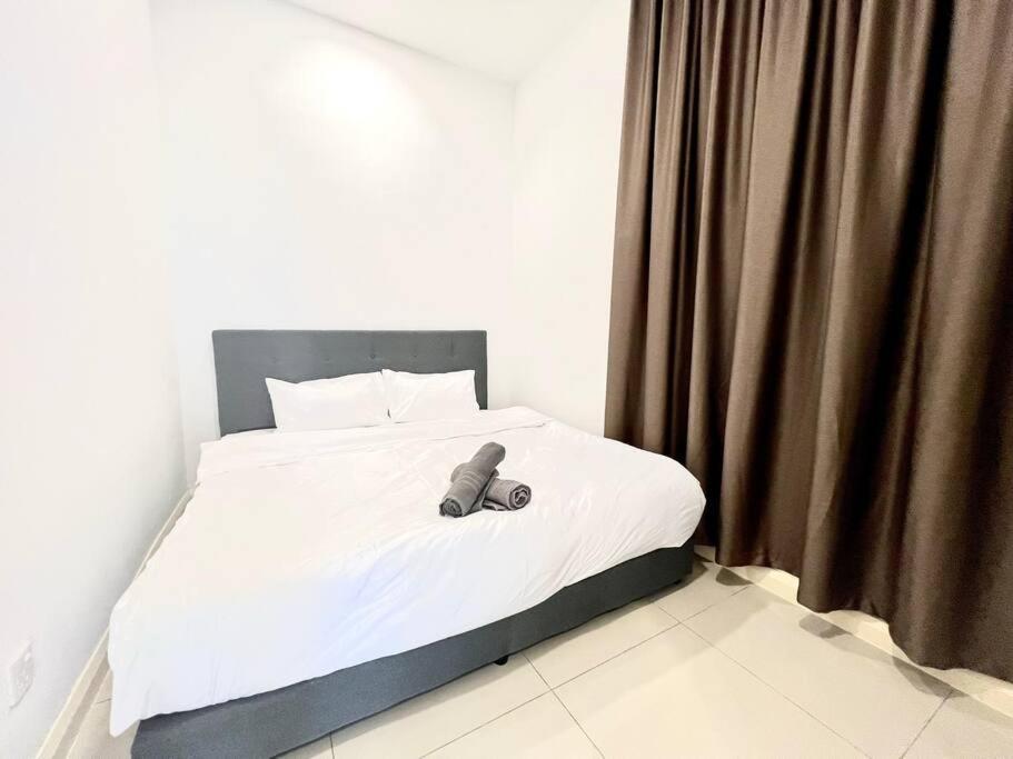 Walk To Legoland, D'Pristine Medini Apartment Нусаджая Екстериор снимка