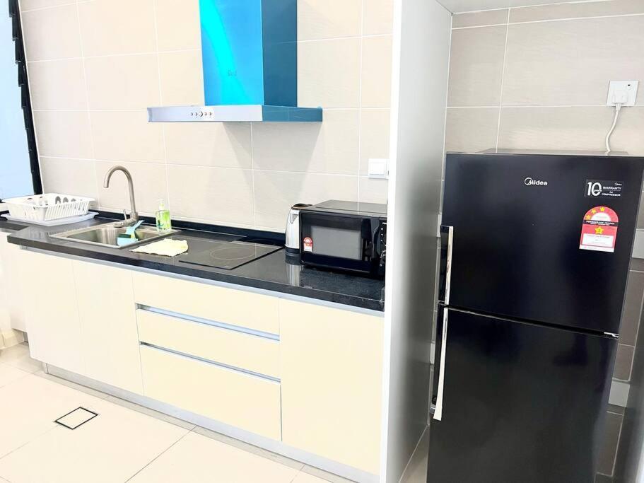 Walk To Legoland, D'Pristine Medini Apartment Нусаджая Екстериор снимка