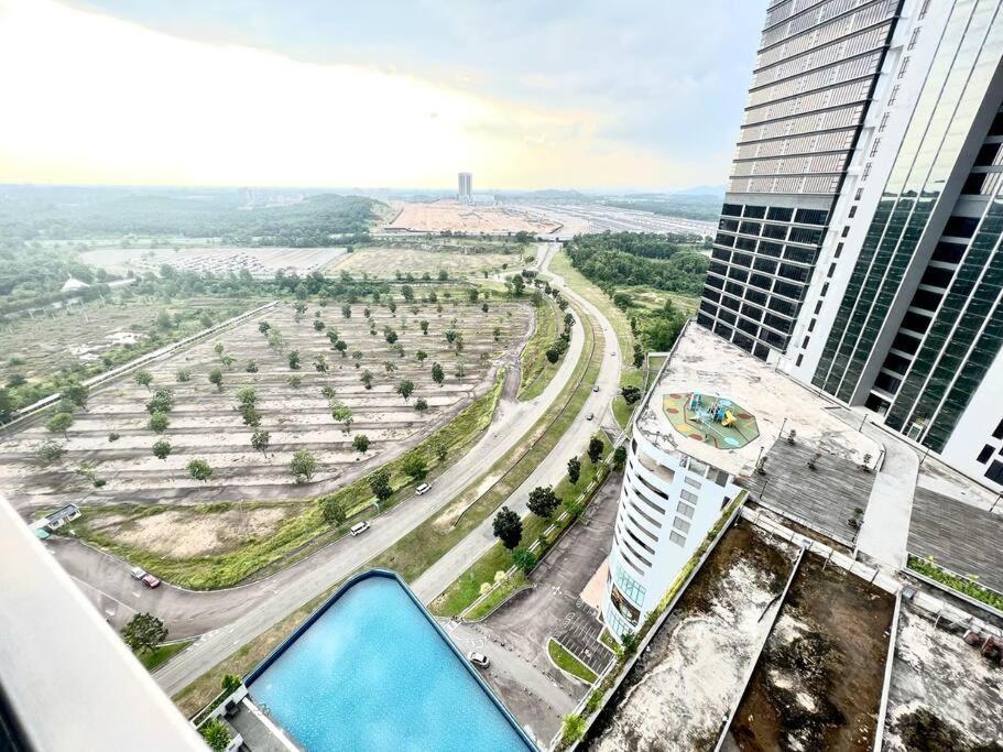 Walk To Legoland, D'Pristine Medini Apartment Нусаджая Екстериор снимка