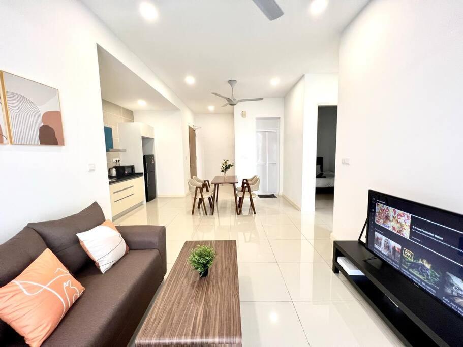 Walk To Legoland, D'Pristine Medini Apartment Нусаджая Екстериор снимка