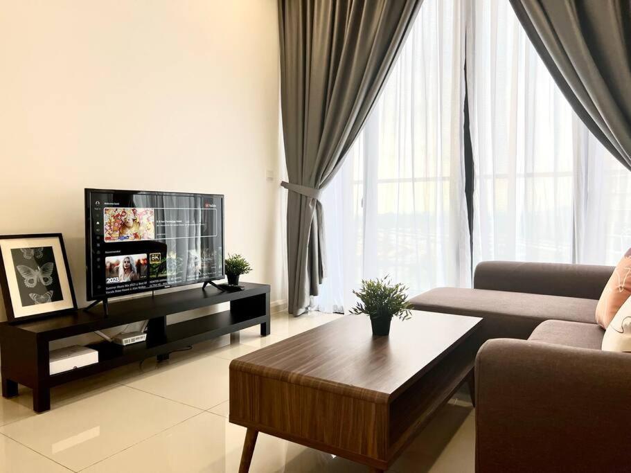Walk To Legoland, D'Pristine Medini Apartment Нусаджая Екстериор снимка