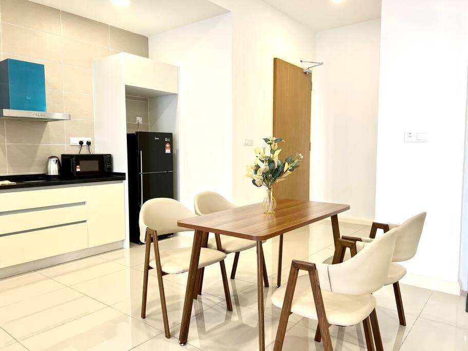Walk To Legoland, D'Pristine Medini Apartment Нусаджая Екстериор снимка