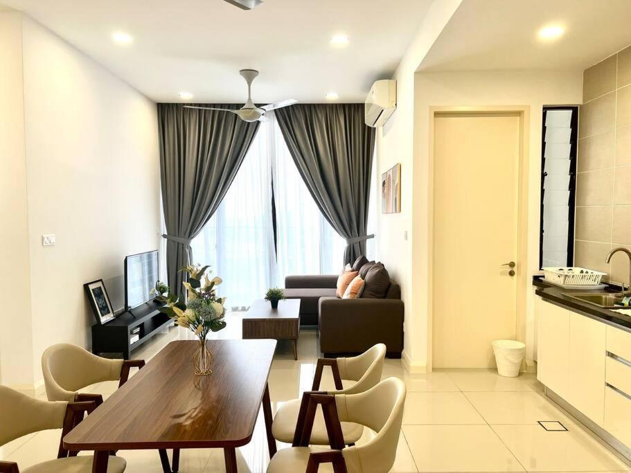 Walk To Legoland, D'Pristine Medini Apartment Нусаджая Екстериор снимка