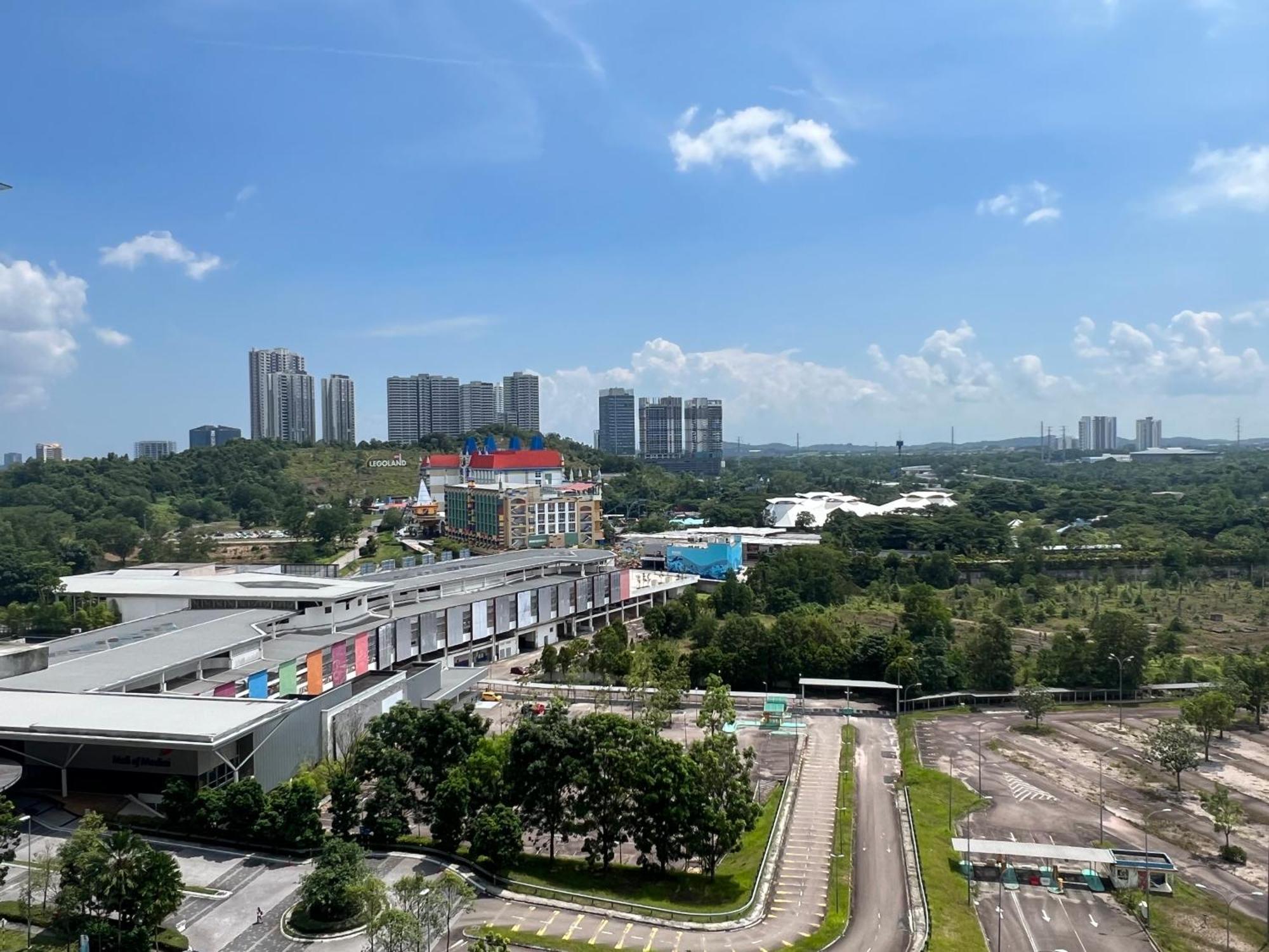 Walk To Legoland, D'Pristine Medini Apartment Нусаджая Екстериор снимка