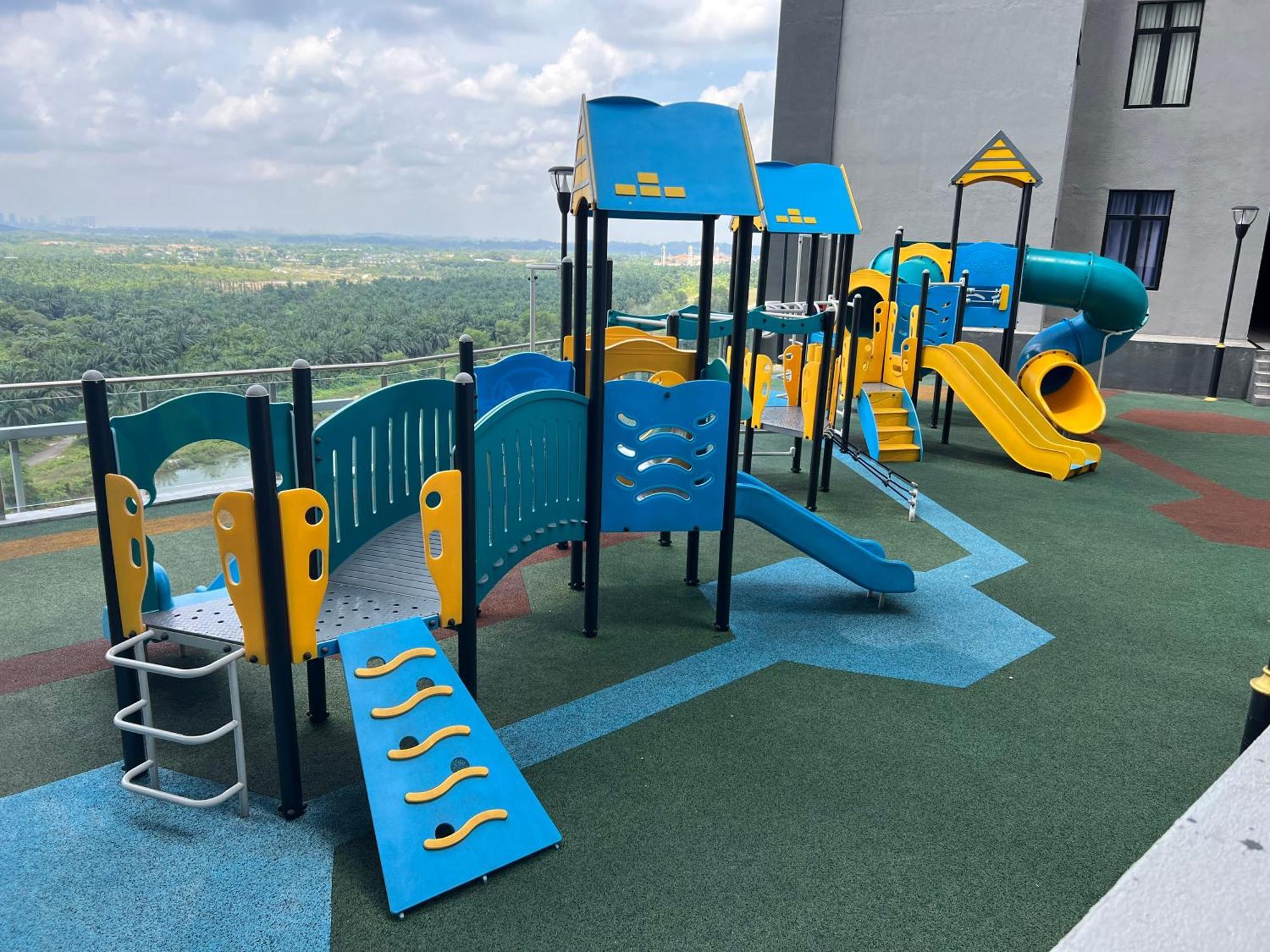 Walk To Legoland, D'Pristine Medini Apartment Нусаджая Екстериор снимка