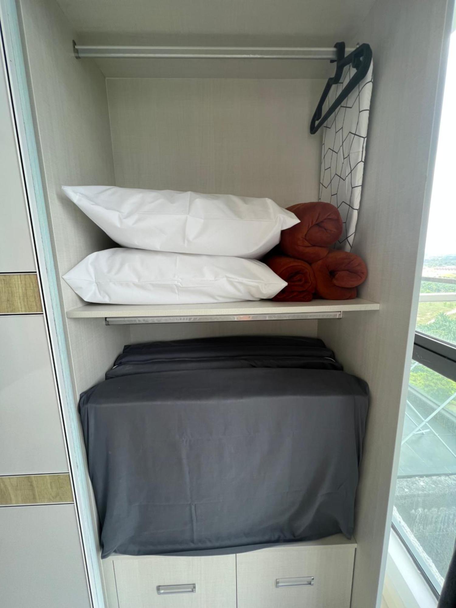 Walk To Legoland, D'Pristine Medini Apartment Нусаджая Екстериор снимка