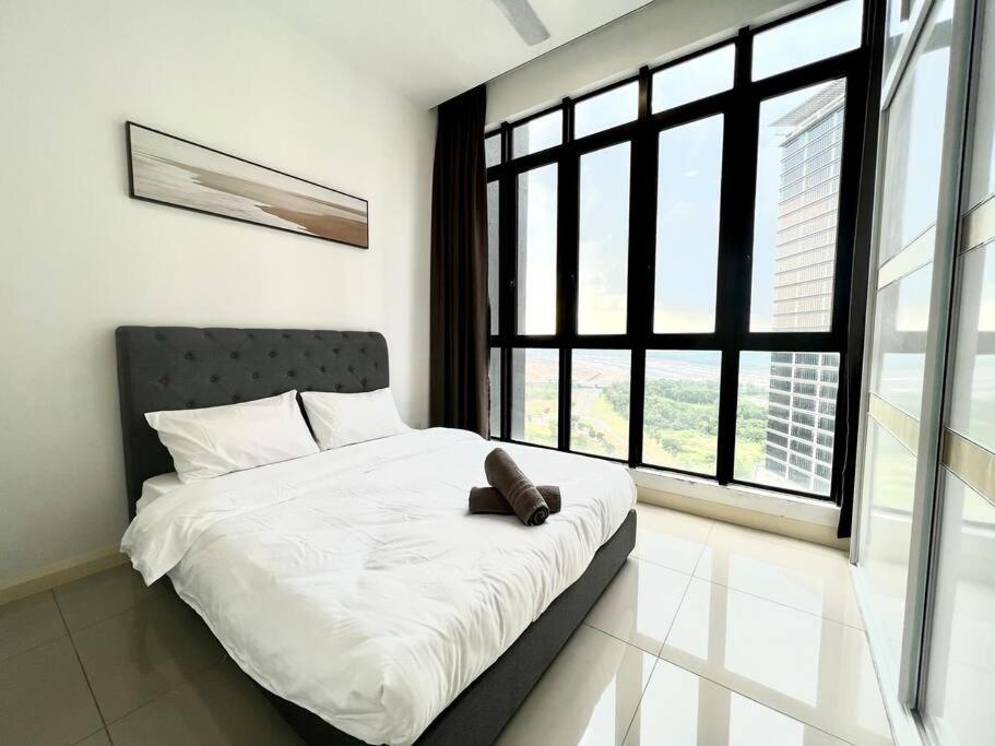 Walk To Legoland, D'Pristine Medini Apartment Нусаджая Екстериор снимка