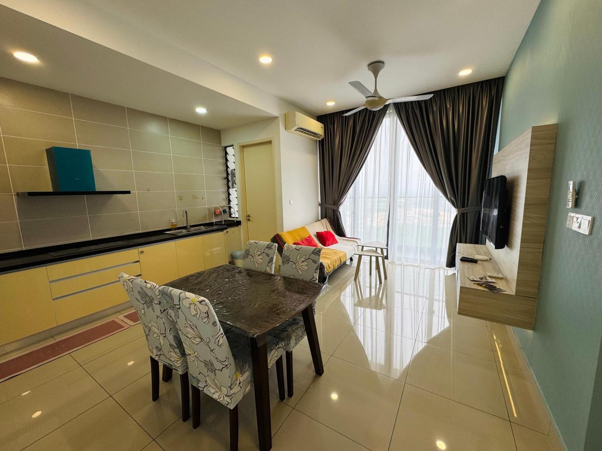 Walk To Legoland, D'Pristine Medini Apartment Нусаджая Екстериор снимка