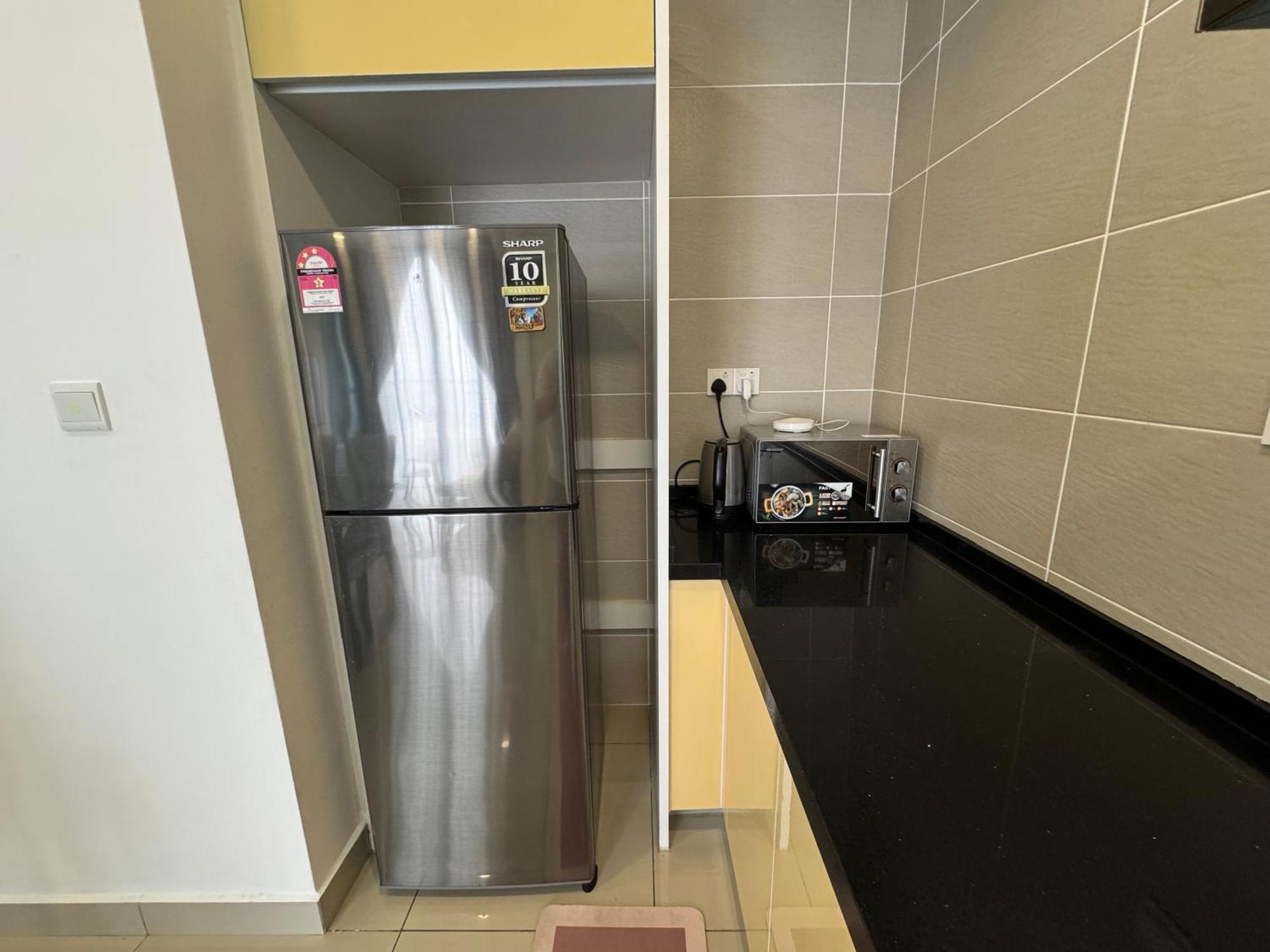 Walk To Legoland, D'Pristine Medini Apartment Нусаджая Екстериор снимка