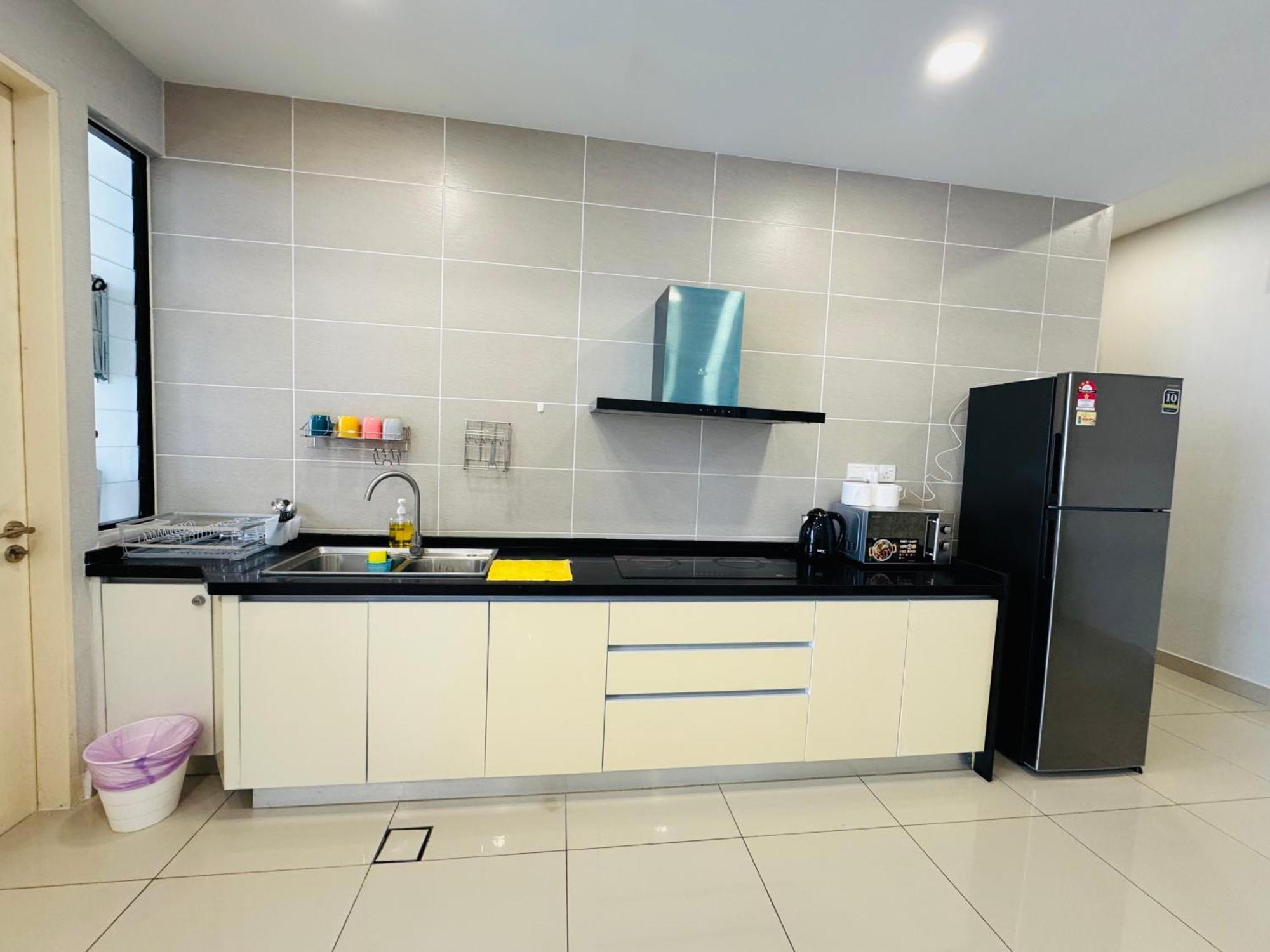 Walk To Legoland, D'Pristine Medini Apartment Нусаджая Екстериор снимка