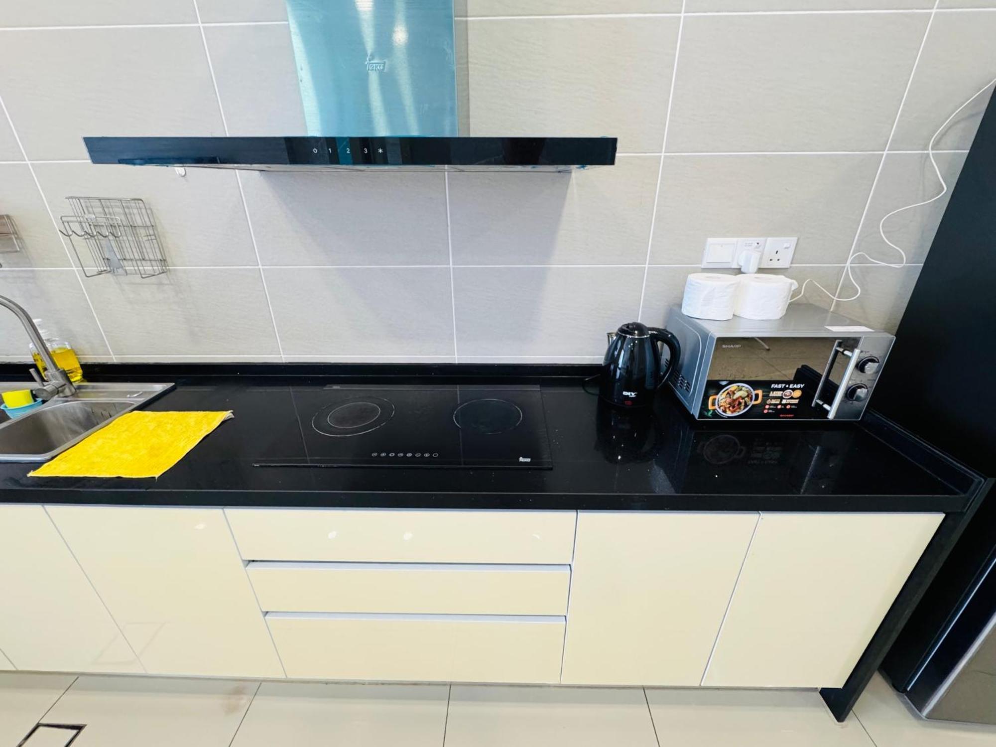 Walk To Legoland, D'Pristine Medini Apartment Нусаджая Екстериор снимка