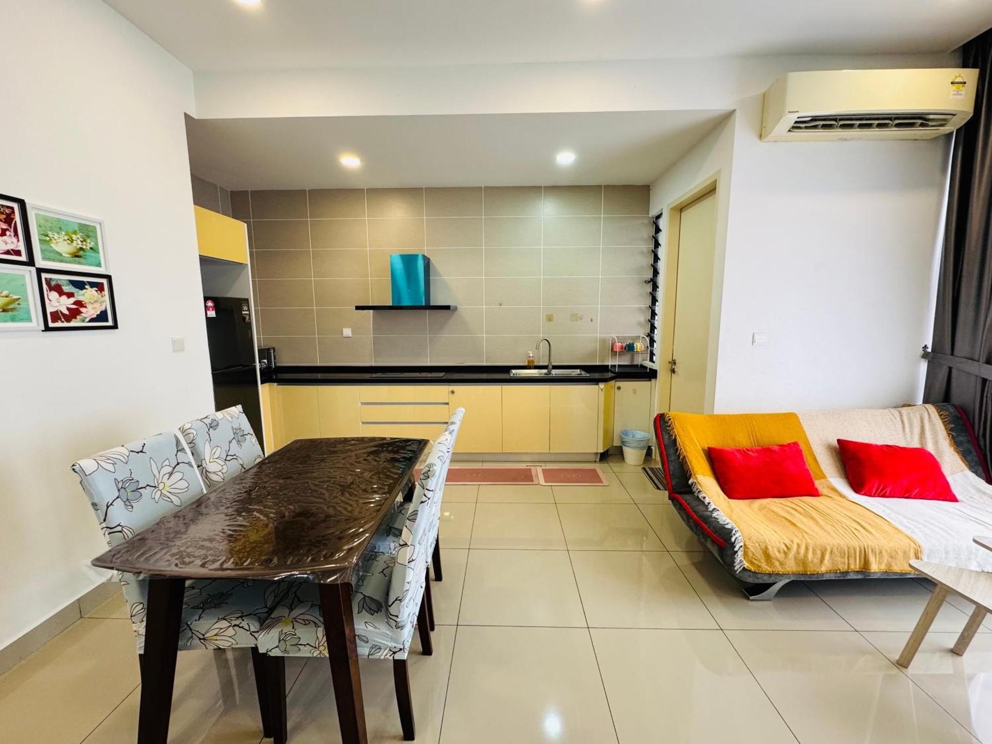 Walk To Legoland, D'Pristine Medini Apartment Нусаджая Екстериор снимка