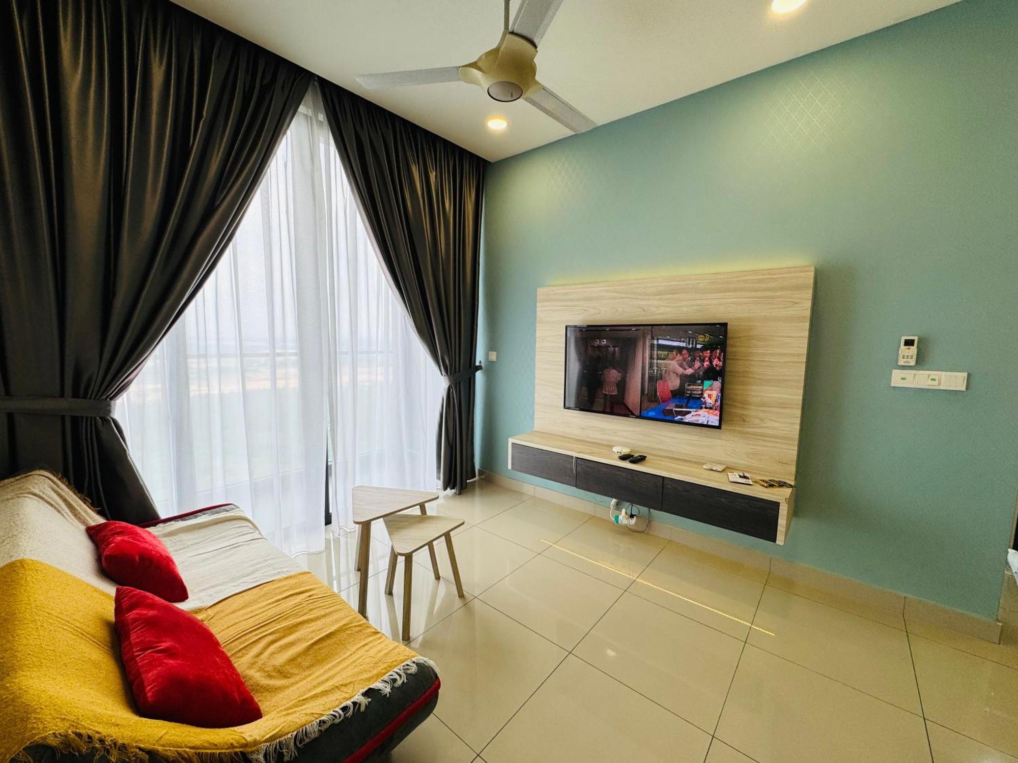 Walk To Legoland, D'Pristine Medini Apartment Нусаджая Екстериор снимка