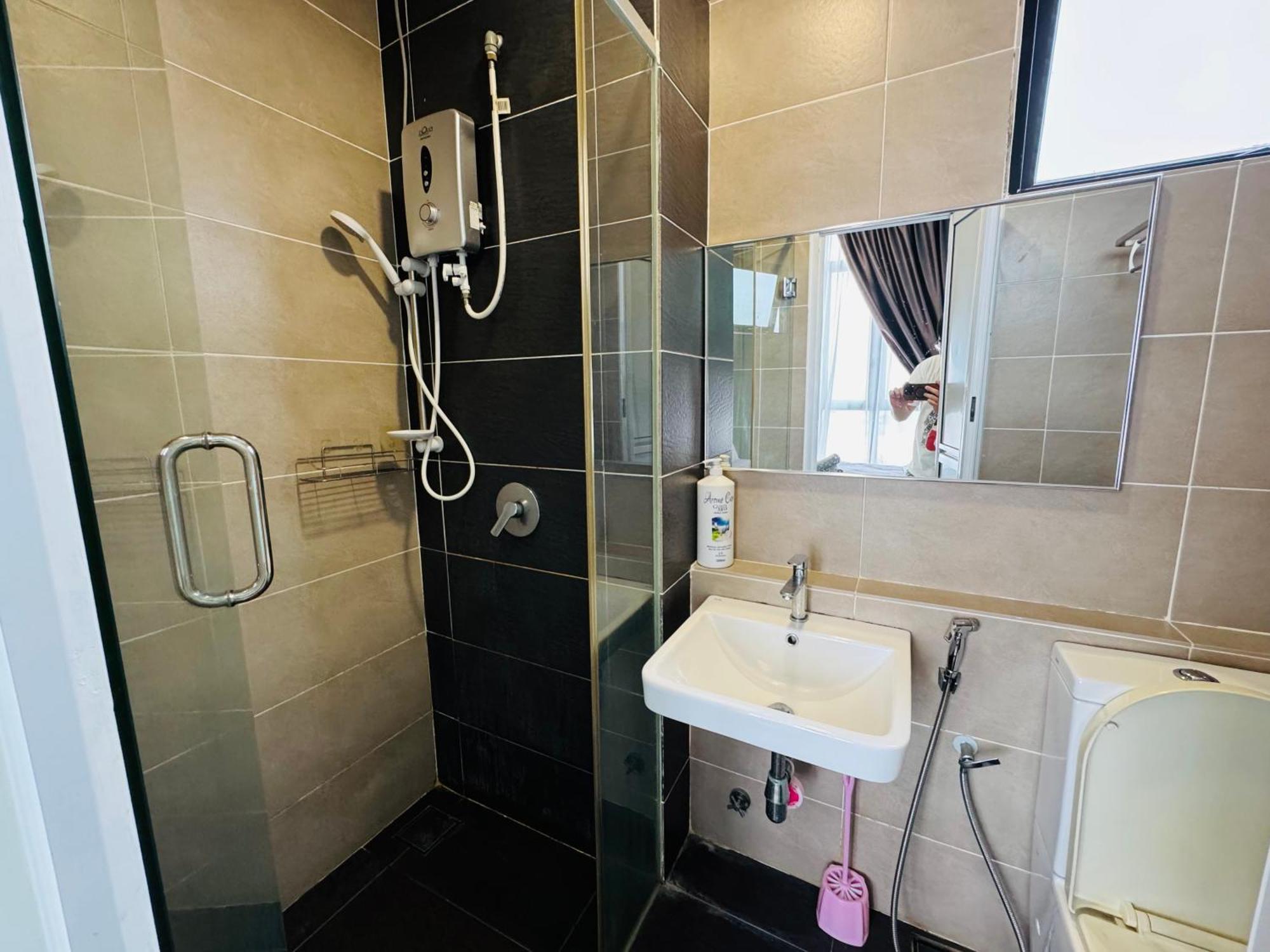 Walk To Legoland, D'Pristine Medini Apartment Нусаджая Екстериор снимка