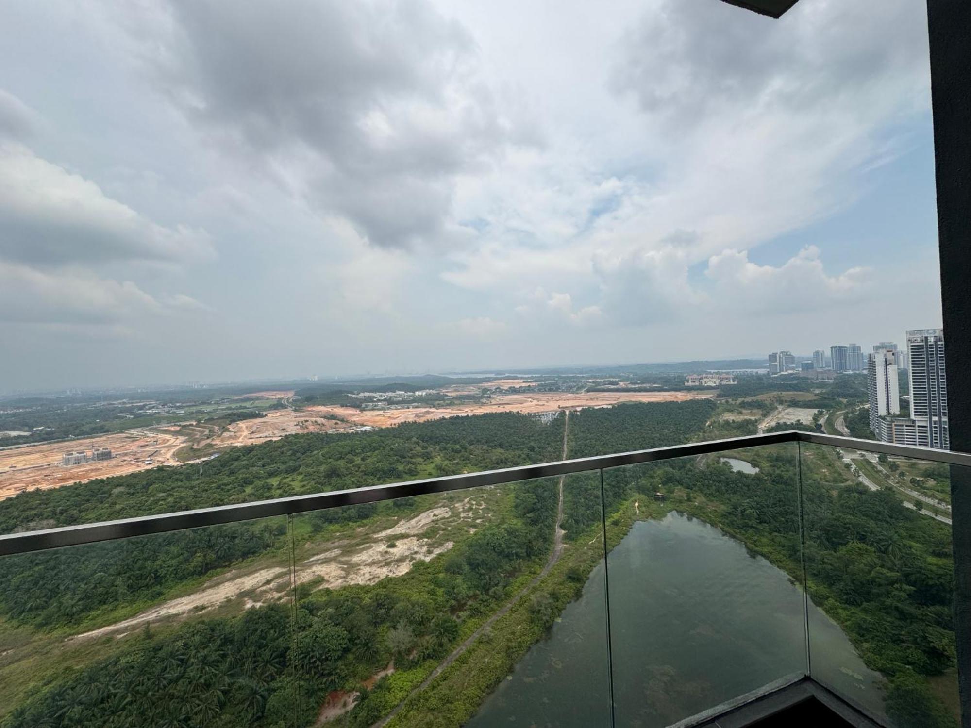 Walk To Legoland, D'Pristine Medini Apartment Нусаджая Екстериор снимка