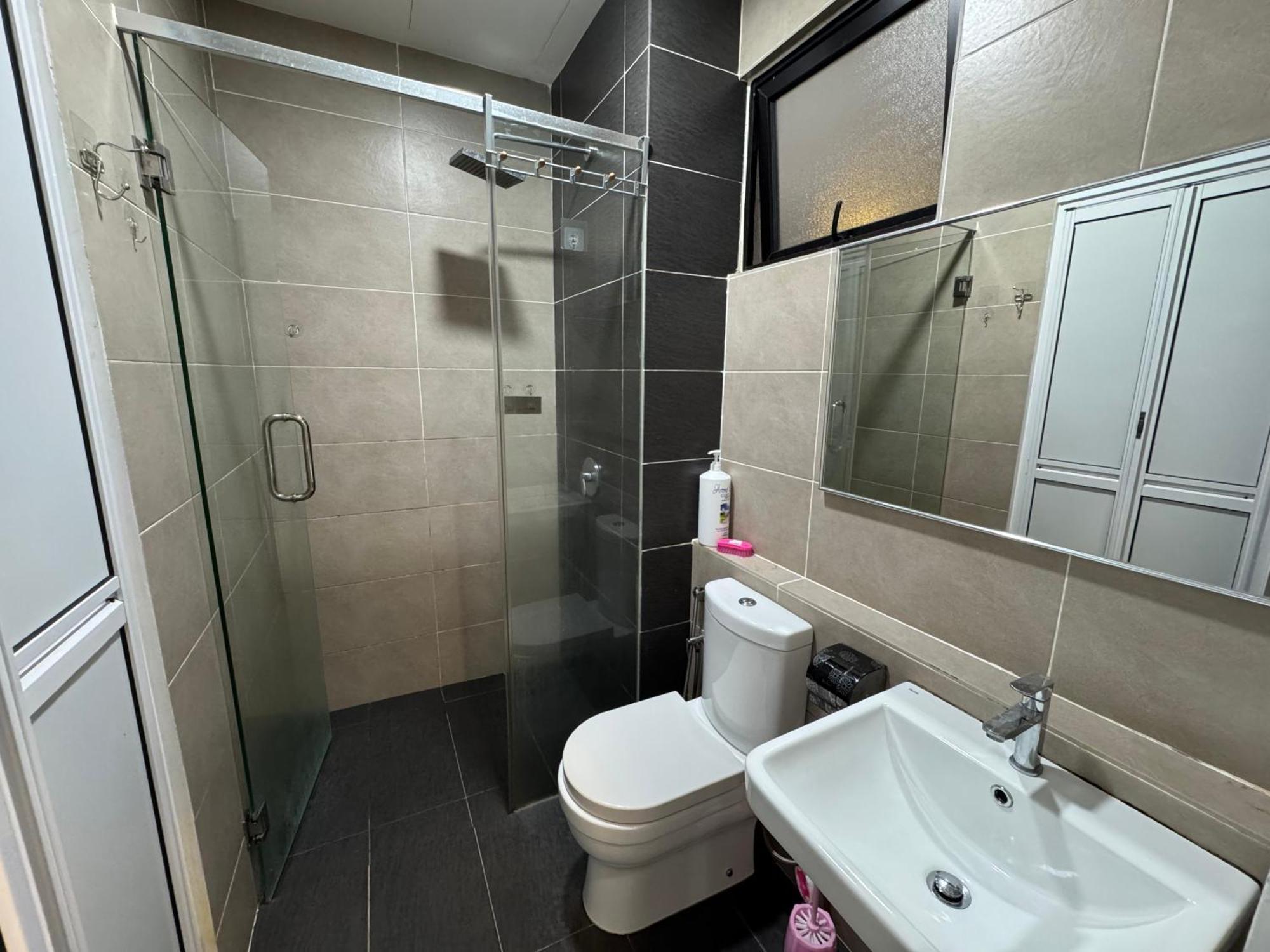 Walk To Legoland, D'Pristine Medini Apartment Нусаджая Екстериор снимка