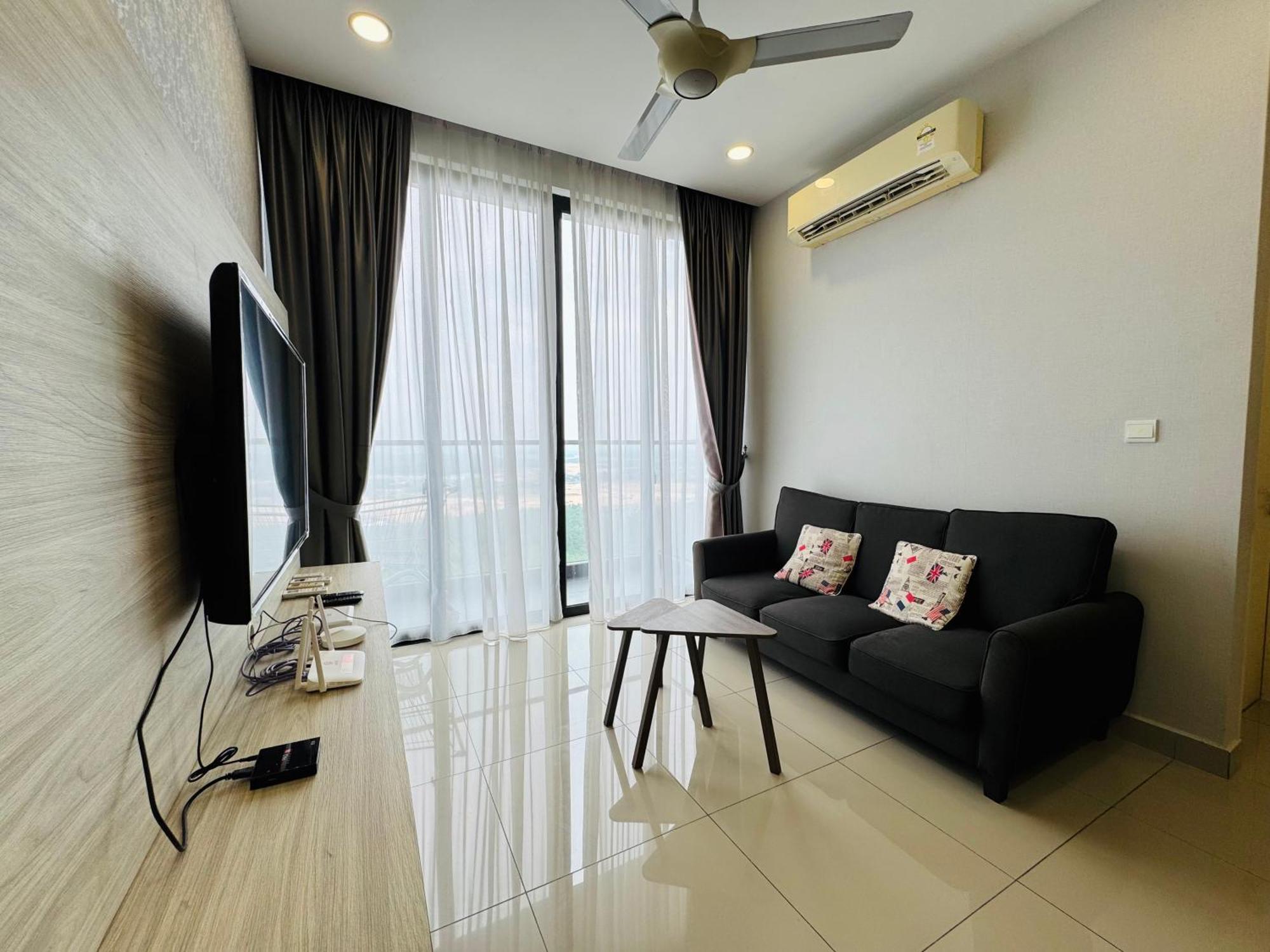 Walk To Legoland, D'Pristine Medini Apartment Нусаджая Екстериор снимка