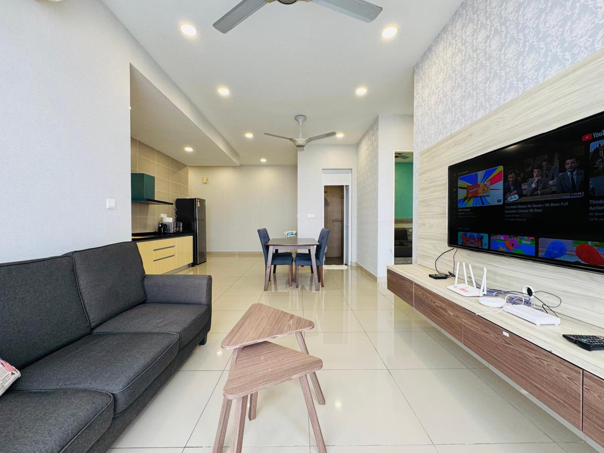 Walk To Legoland, D'Pristine Medini Apartment Нусаджая Екстериор снимка