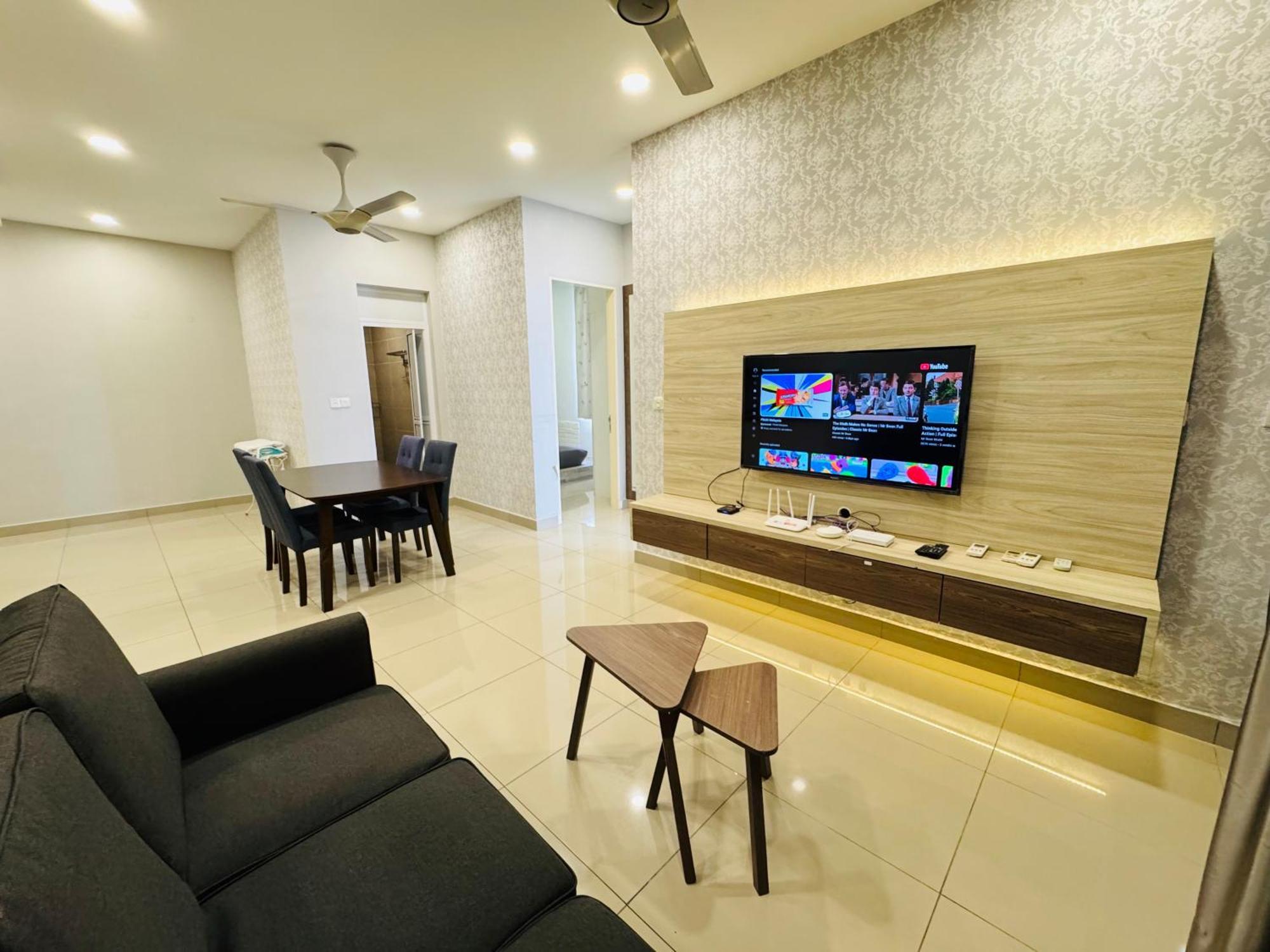 Walk To Legoland, D'Pristine Medini Apartment Нусаджая Екстериор снимка