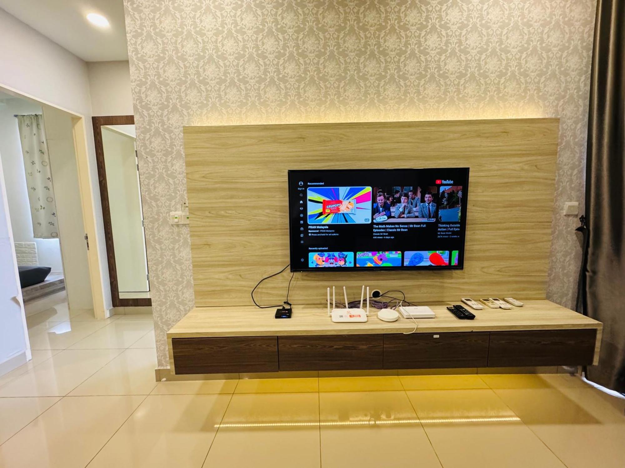 Walk To Legoland, D'Pristine Medini Apartment Нусаджая Екстериор снимка