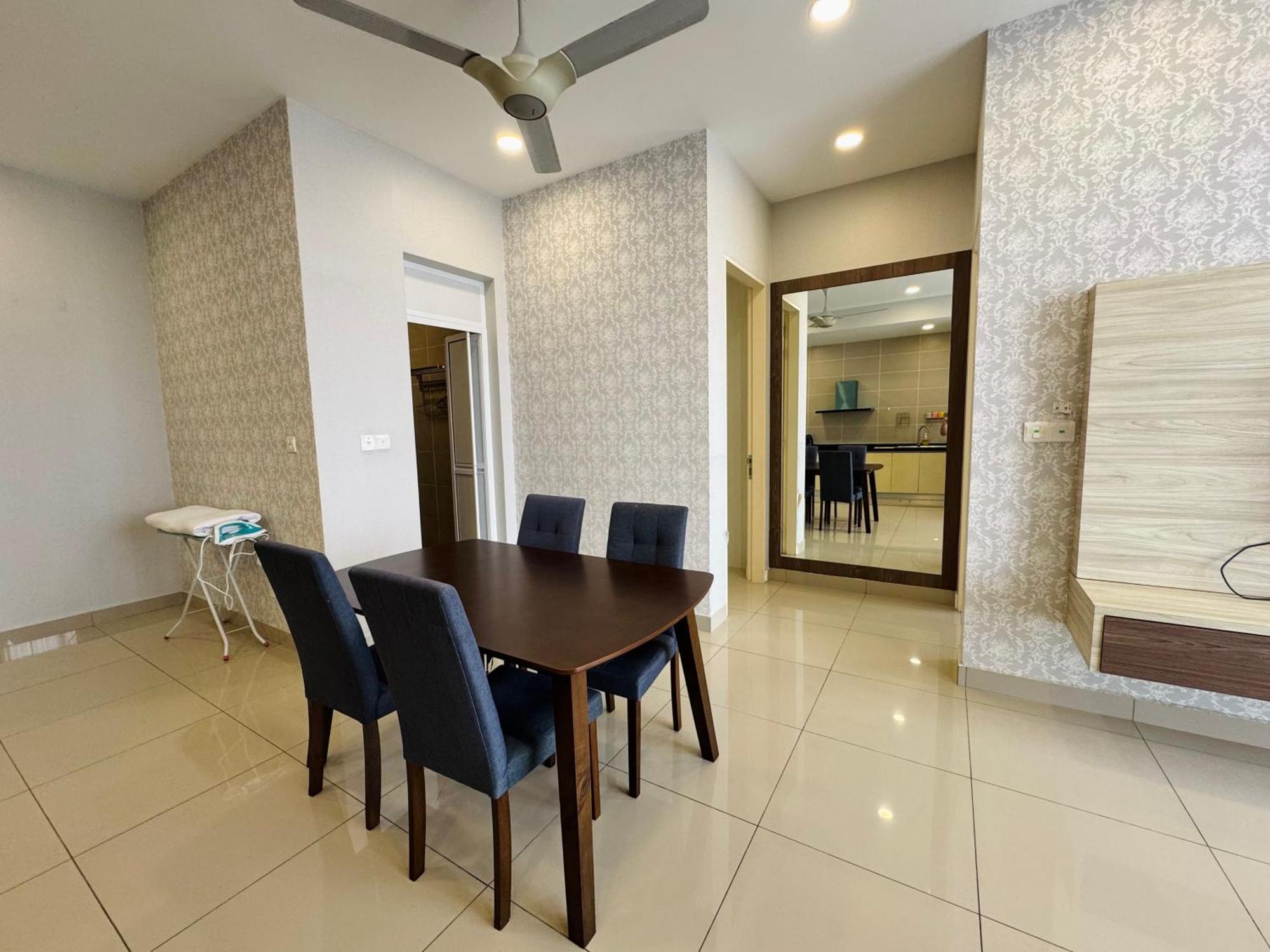 Walk To Legoland, D'Pristine Medini Apartment Нусаджая Екстериор снимка